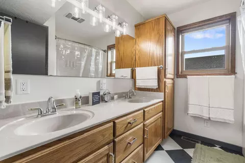 Bath - 445 Edgewater Beach Cir, Forsyth, MO 65653 photo 2 of 3