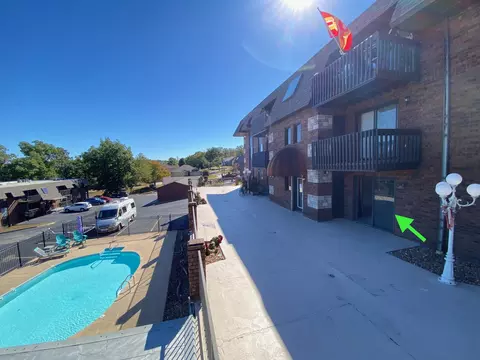 160 Wilshire Dr #62, Hollister, MO 65672