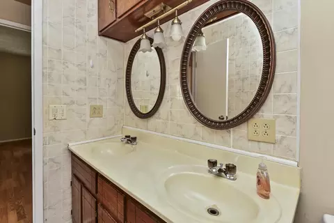 Bath - 1261 W North St, Springfield, MO 65803 photo 2 of 3