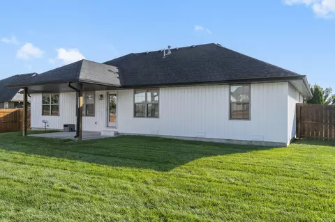 Exterior - 413 N Maplecrest Dr, Nixa, MO 65714 photo 6 of 8