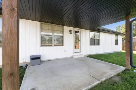 Exterior - 413 N Maplecrest Dr, Nixa, MO 65714 photo 4 of 8