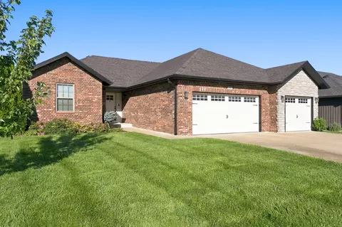Exterior - 413 N Maplecrest Dr, Nixa, MO 65714 photo 2 of 8