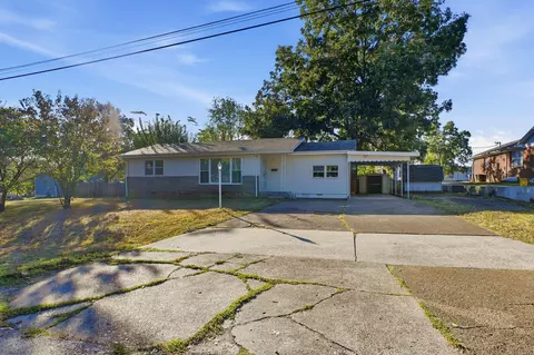 Exterior - 310 E Freeman St, Bolivar, MO 65613 photo 3 of 9