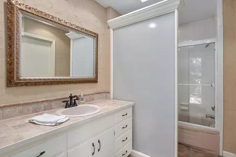 Bath - 706 S Pearson Dr, Springfield, MO 65809 photo 7 of 9