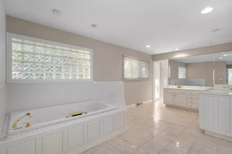 Bath - 706 S Pearson Dr, Springfield, MO 65809 photo 3 of 9