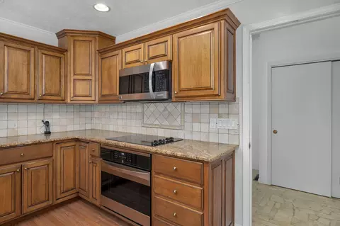 Kitchen - 706 S Pearson Dr, Springfield, MO 65809 photo 3 of 4