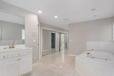 Bath - 706 S Pearson Dr, Springfield, MO 65809 photo 5 of 9