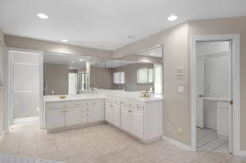 Bath - 706 S Pearson Dr, Springfield, MO 65809 photo 4 of 9