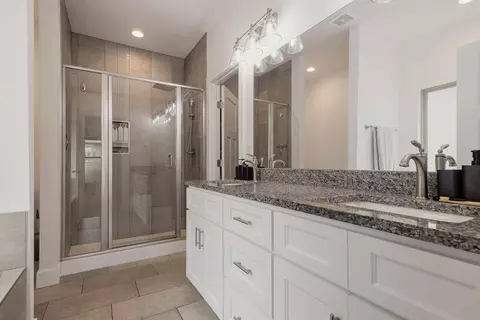 Bath - 1215 W Sage Ct, Springfield, MO 65810 photo 1 of 3