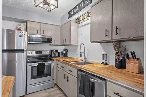 Kitchen - 259 Buckingham Dr, Branson, MO 65616 photo 2 of 8