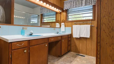Bath - 205 N 5th St, Thayer, MO 65791 photo 2 of 7