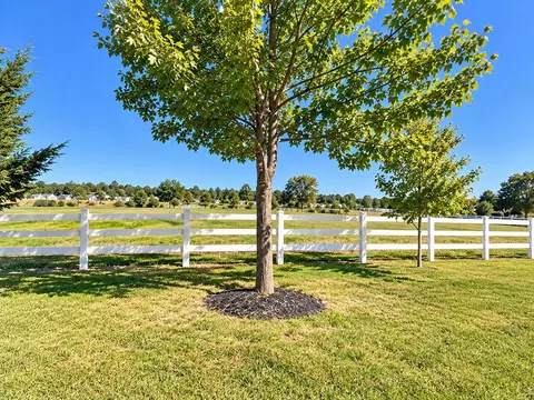Exterior - 307 E Jamestown Dr, Clinton, MO 64735 photo 2 of 6