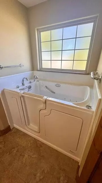 Bath - 307 E Jamestown Dr, Clinton, MO 64735 photo 1 of 3