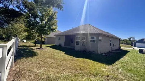 Exterior - 307 E Jamestown Dr, Clinton, MO 64735 photo 3 of 6