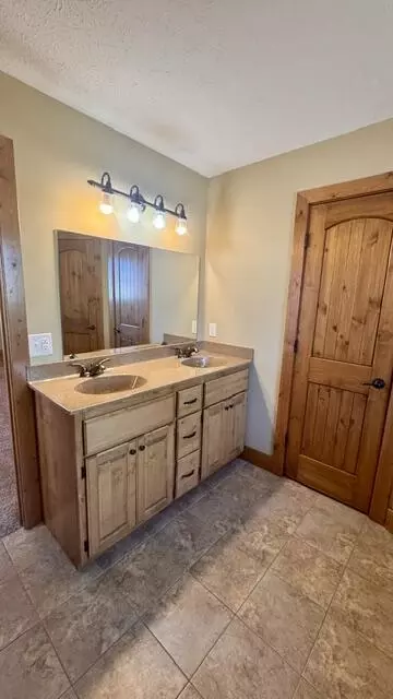 Bath - 307 E Jamestown Dr, Clinton, MO 64735 photo 3 of 3