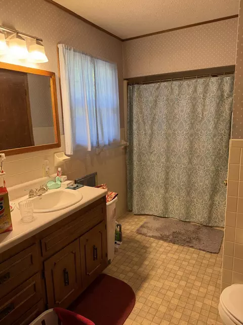 Bath - 604 W 2nd St, Mountain View, MO 65548 photo 3 of 4