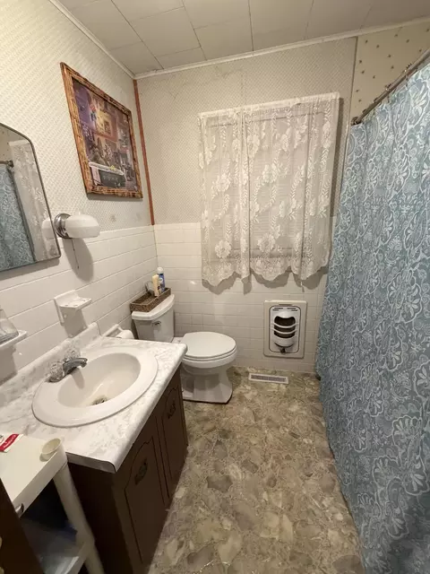 Bath - 604 W 2nd St, Mountain View, MO 65548 photo 1 of 4