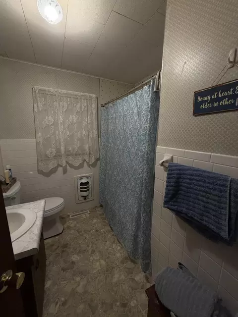 Bath - 604 W 2nd St, Mountain View, MO 65548 photo 2 of 4