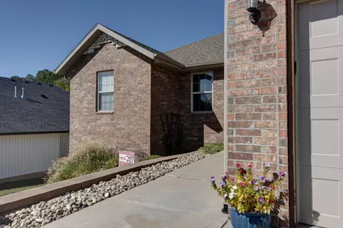 Exterior - 1093 E Lakota St, Nixa, MO 65714 photo 4 of 9
