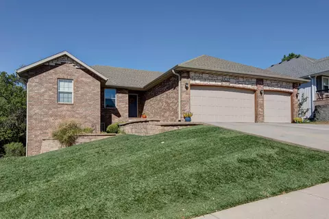 Exterior - 1093 E Lakota St, Nixa, MO 65714 photo 2 of 9
