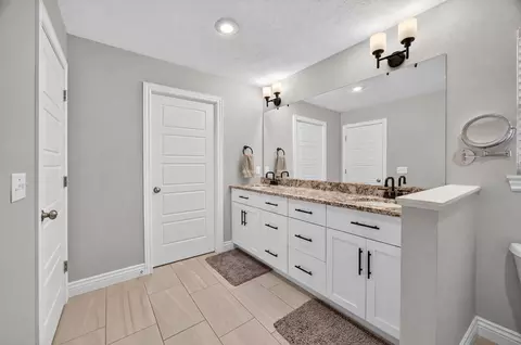 Bath - 931 E Thorndale Dr, Nixa, MO 65714 photo 2 of 6