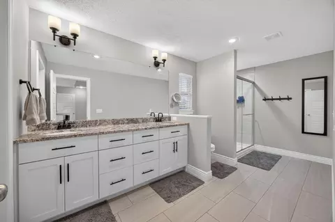 Bath - 931 E Thorndale Dr, Nixa, MO 65714 photo 1 of 6