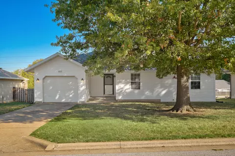 4573 W Portland St, Springfield, MO 65802