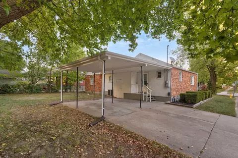 Exterior - 637 S Kickapoo Ave, Springfield, MO 65804 photo 4 of 7