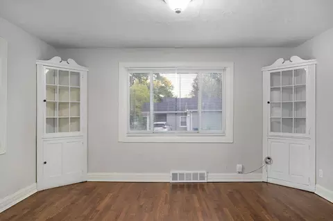 Living - 637 S Kickapoo Ave, Springfield, MO 65804 photo 4 of 6