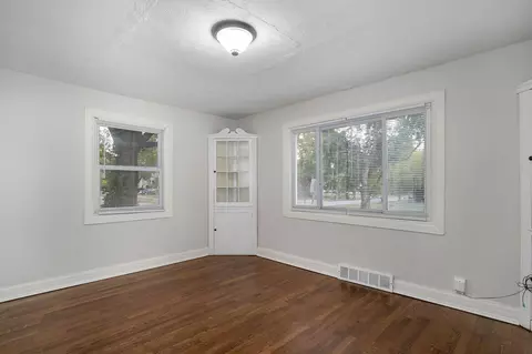 Living - 637 S Kickapoo Ave, Springfield, MO 65804 photo 5 of 6