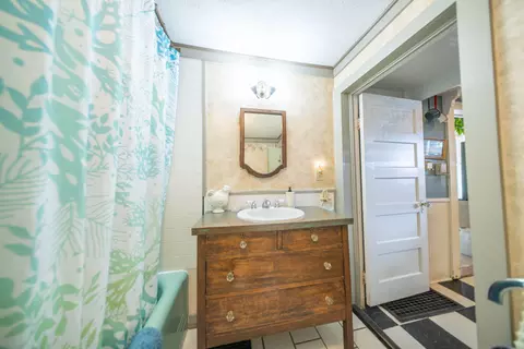 Bath - 204 Arch St, Thayer, MO 65791 photo 3 of 3