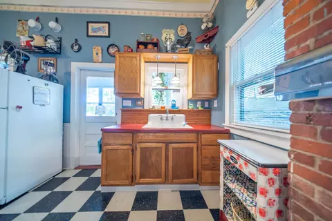 Kitchen - 204 Arch St, Thayer, MO 65791 photo 2 of 6