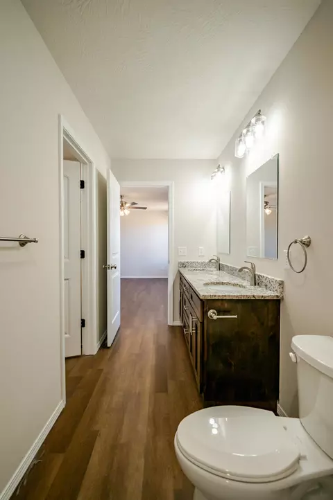 Bath - 1002 Fenli Ave, Monett, MO 65708 photo 4 of 6