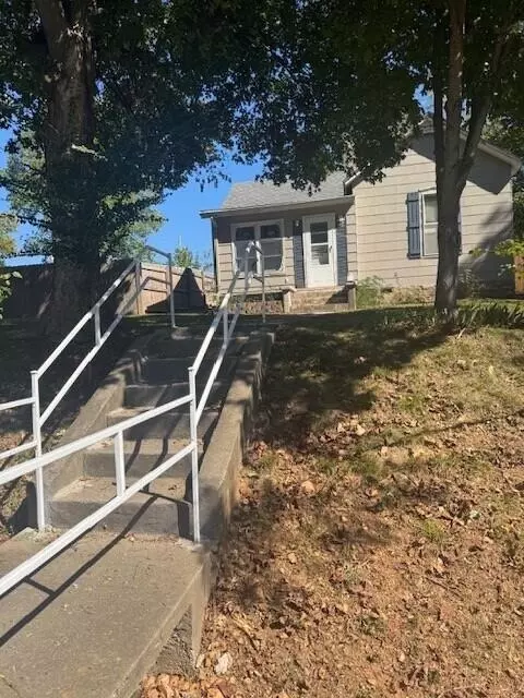 208 N Myrtle St, Pierce City, MO 65723