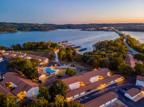 1704 Paradise Landing Rd, Kimberling City, MO 65686