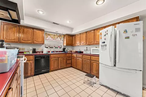Kitchen - 121 Whispering Oaks, Branson, MO 65616 photo 2 of 3