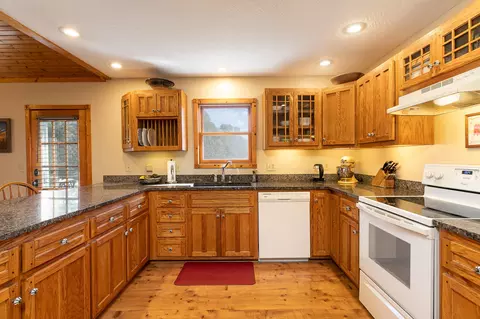 Kitchen - 218 Brookside Dr, Seymour, MO 65746 photo 2 of 3