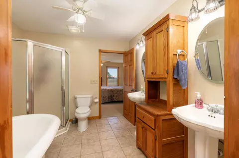 Bath - 218 Brookside Dr, Seymour, MO 65746 photo 2 of 4