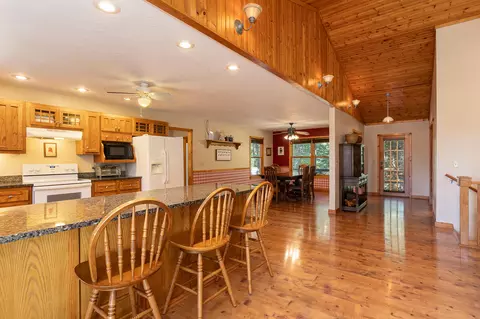 Entry Way - 218 Brookside Dr, Seymour, MO 65746 photo 3 of 7