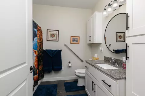 Bath - 779 E 446th Rd, Bolivar, MO 65613 photo 4 of 5