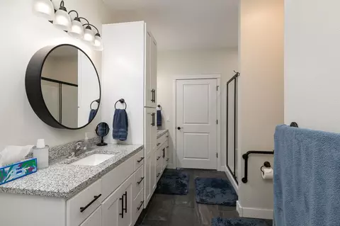 Bath - 779 E 446th Rd, Bolivar, MO 65613 photo 1 of 5