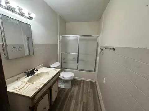 Bath - 2045 N Weller Ave, Springfield, MO 65803 photo 1 of 1