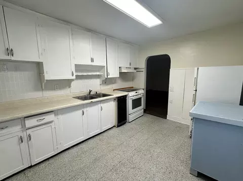 Kitchen - 2045 N Weller Ave, Springfield, MO 65803 photo 2 of 2