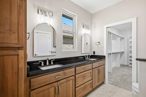 Bath - 1755 W Gaslight Dr, Springfield, MO 65810 photo 2 of 8