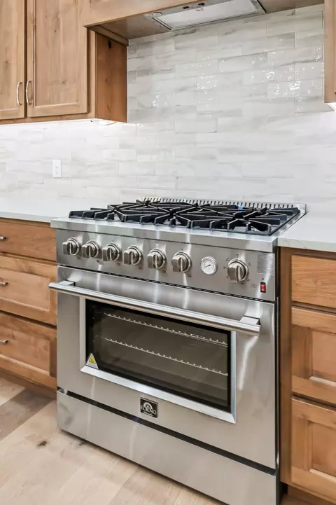Kitchen - 1755 W Gaslight Dr, Springfield, MO 65810 photo 6 of 7