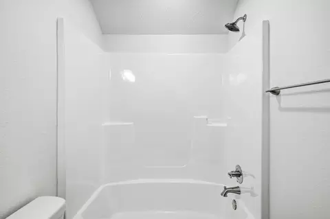 Bath - 1755 W Gaslight Dr, Springfield, MO 65810 photo 8 of 8