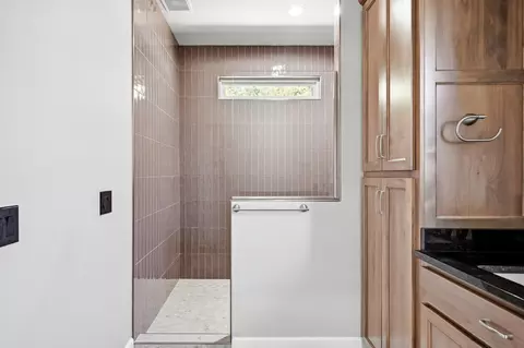 Bath - 1755 W Gaslight Dr, Springfield, MO 65810 photo 3 of 8