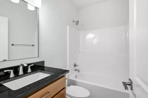 Bath - 1755 W Gaslight Dr, Springfield, MO 65810 photo 5 of 8