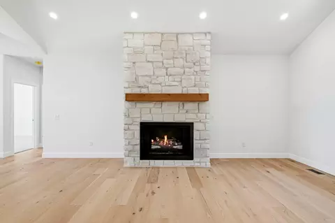 Living - 1755 W Gaslight Dr, Springfield, MO 65810 photo 2 of 3