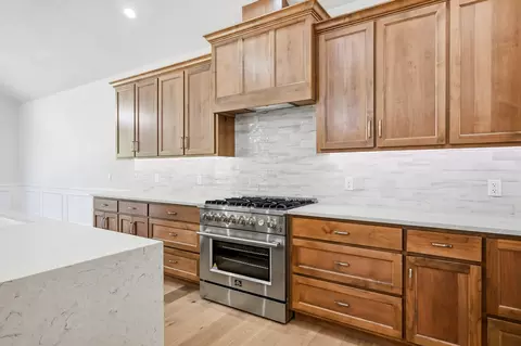 Kitchen - 1755 W Gaslight Dr, Springfield, MO 65810 photo 5 of 7